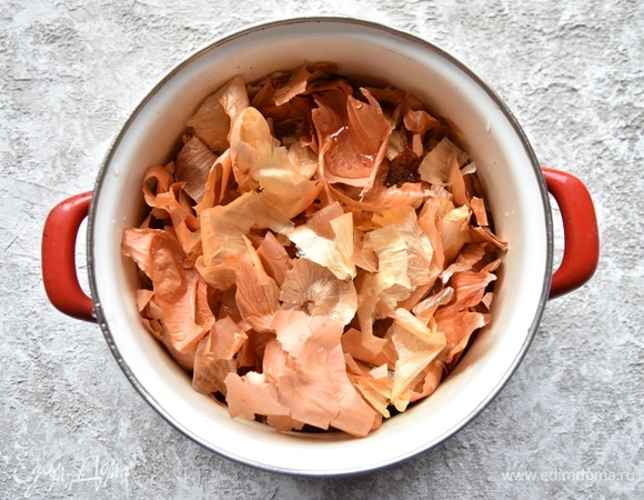 Луковую шелуху сложить в кастрюлю, влить воду. Довести до кипения и остудить. Пусть отвар настоится (цвет будет ярче). Отварить яйца в течение 7–10 минут.