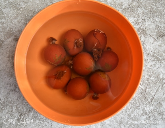 Выложить яйца в миску с холодной водой, дать им остыть.