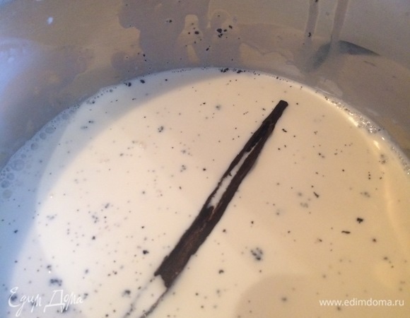 В кастрюлю налить сливки. Из стручка ванили ножиком вычистить семечки. Стручок тоже бросить. Довести до кипения, вынуть и выбросить стручок.