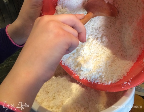 Творог перемешать со сливками.