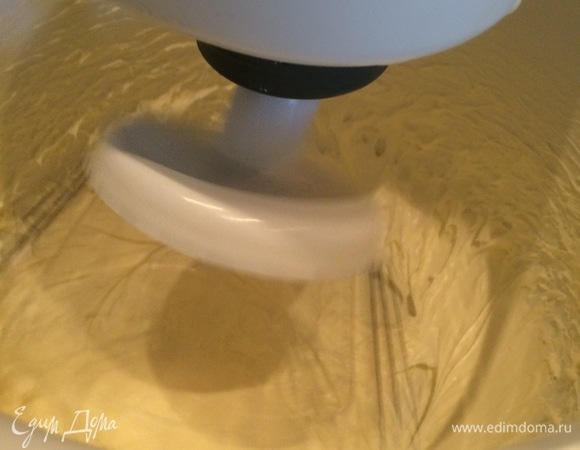 Масло миксером взбить до пышности.