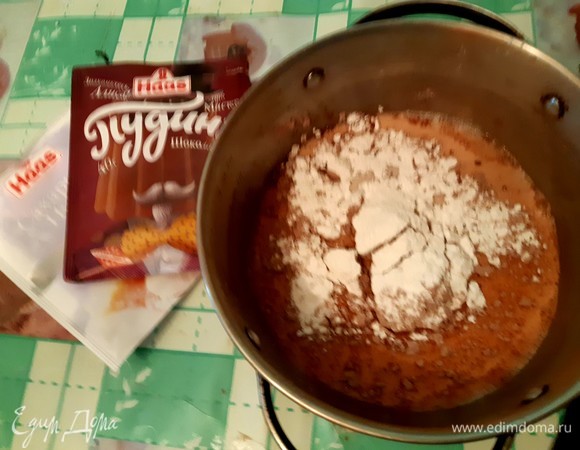 Первым делом в кастрюлю высыпаем смесь для пудинга и сахарную пудру ТМ «Haas», добавляем молоко и тщательно перемешиваем. Далее ставим на плиту и следуем рецепту с упаковки пудинга.