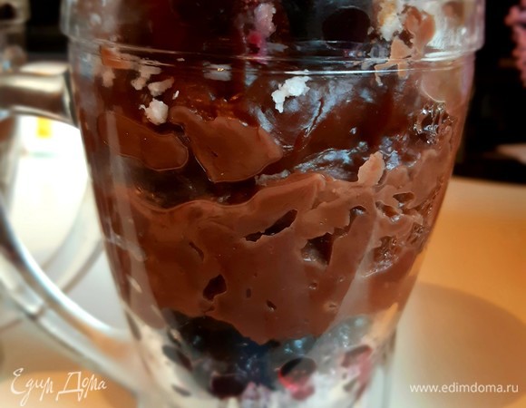 Когда десерт охладиться, украшаем его так же сахарной пудрой, ягодками и кокосовой стружкой. Консистенция моего десерта получилась более густой и кремовой. Этого я и добивалась, уменьшив количества молока.