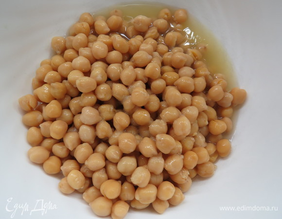 Нут на ночь замочить, воду утром слить, залить чистой, варить 1 час. Для кекса понадобится 400 г вареного нута.