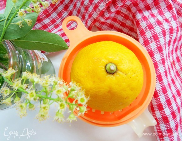 Выжать сок лимона или апельсина.