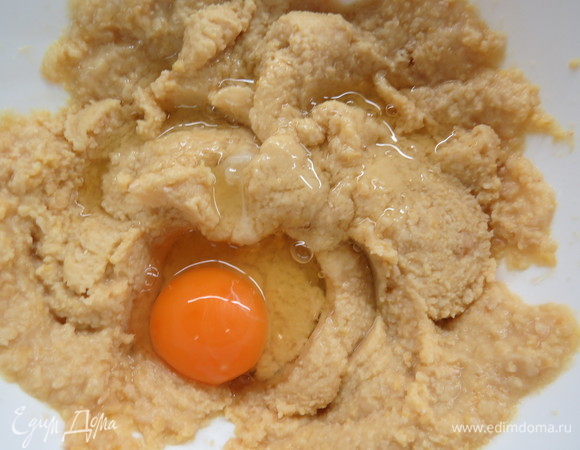 Нут измельчить блендером до однородности вместе с соком, затем ввести яйца. Добавить экстракт ванили и мед, снова взбить блендером.