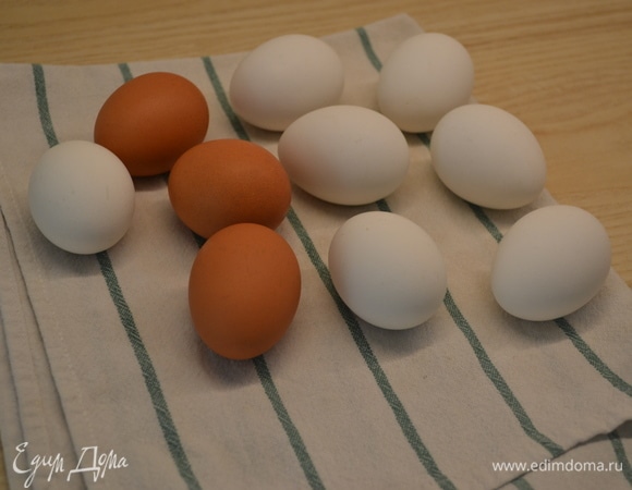 Яйца отварить.