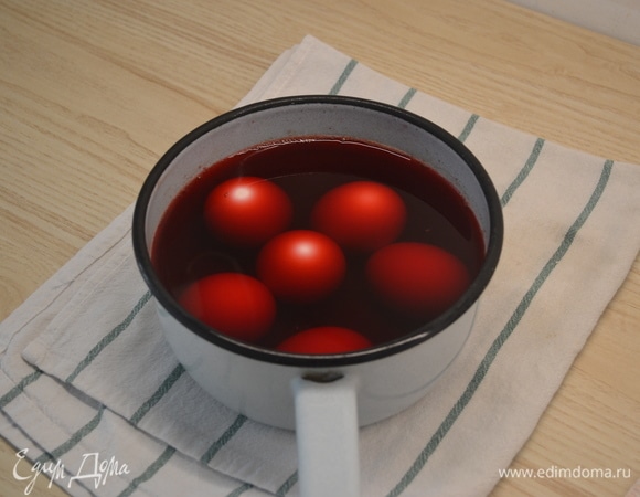 Свеклу почистить, нарезать на небольшие кусочки и отварить. В отвар добавить уксус и погрузить в него яйца на ночь.