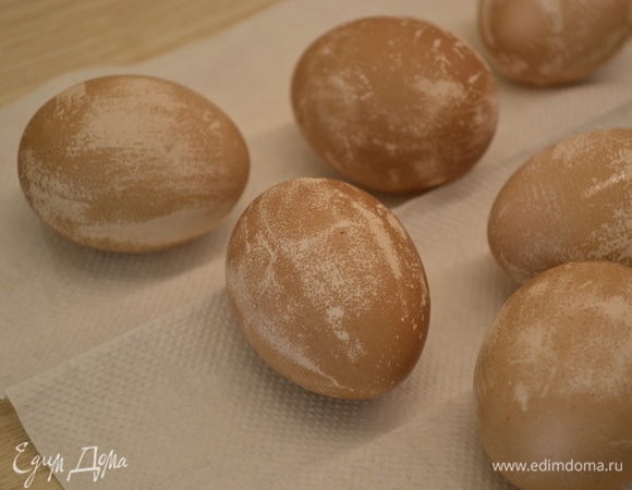 Каждое яйцо слегка обтереть салфеткой, краска местами должна слезть.