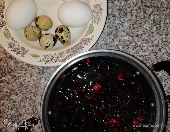 В глубокую кастрюлю высыпать чай «Каркаде» и залить его крутым кипятком. Добавить 1 ст. ложку уксуса и перемешать.