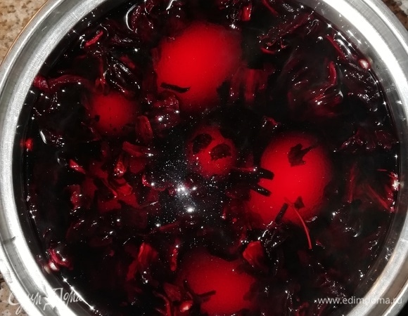 Кладем вареные яйца в горячий чай. Я держала около 3–4 часов.