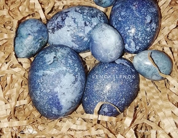 Достаем яйца и промакиваем, не вытираем салфеткой. После того, как яйца высохнут, можно натереть их растительным маслом, для придания глянца.