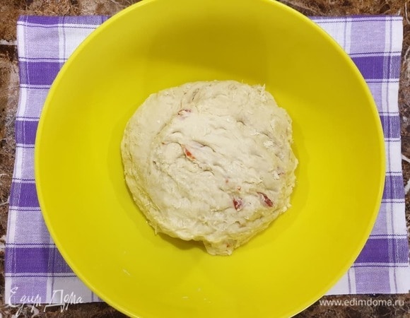 Тесто перекладываем в большую миску, накрываем и убираем подходить в теплое место на 45 минут.