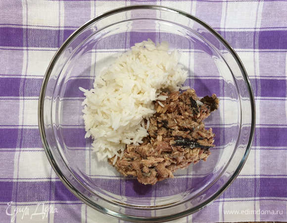 Сайру разминаем вместе с маслом вилочкой, добавляем рис.