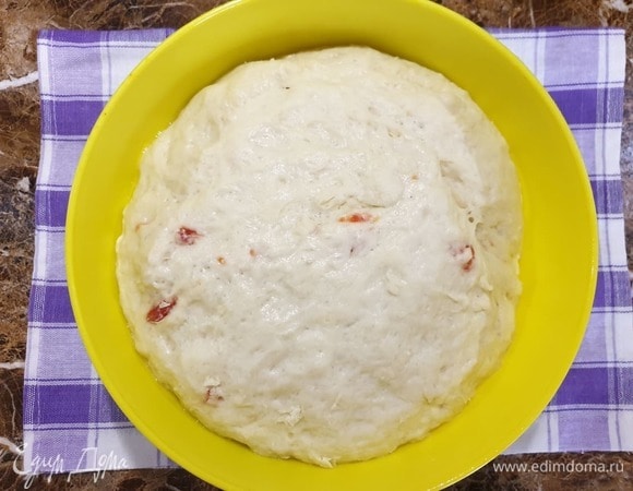 Пока готовили начинку, тесто хорошо поднялось и увеличилось в размере. Обминаем тесто.