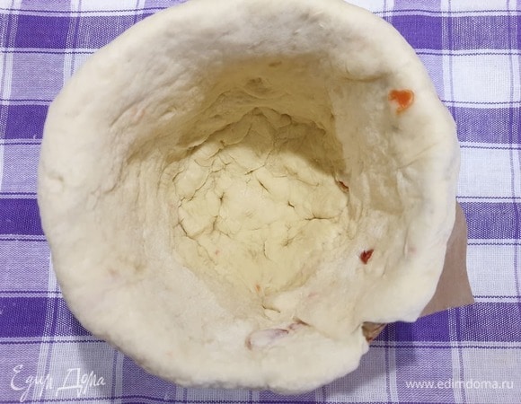 Аккуратно выкладываем тесто в форму для кулича, формируем дно из оставшегося кусочка теста.