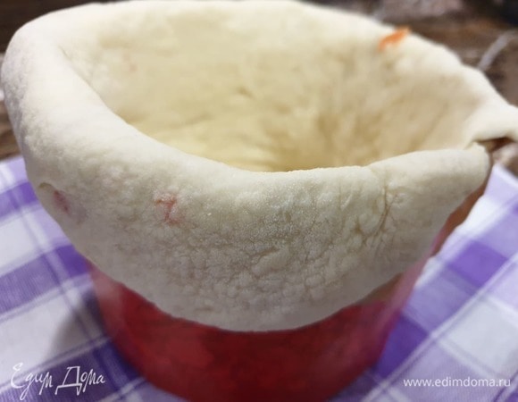 Края теста должны свисать с формы.