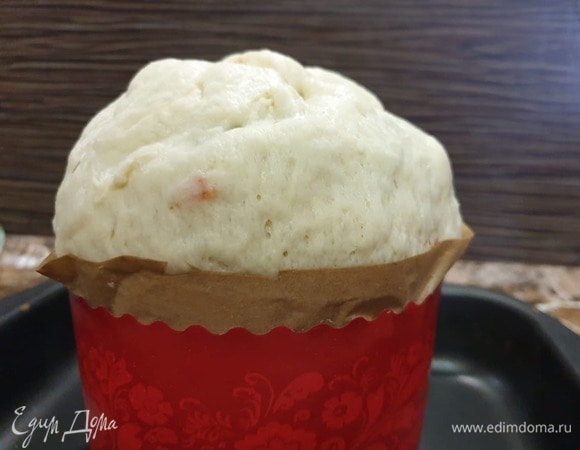 Когда шапочка кулича увеличиться, отправляем в разогретую до 180°С духовку на 45–50 минут.