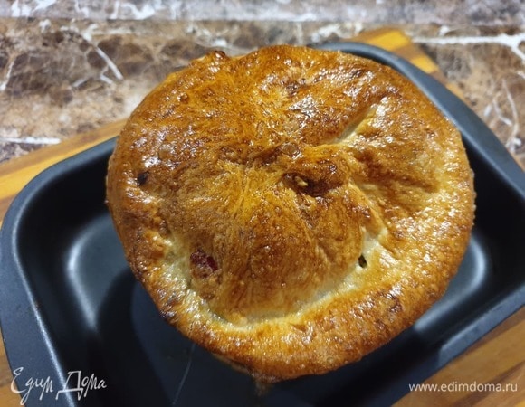 У готового пирога срезаем верх, сделаем свою шапочку.