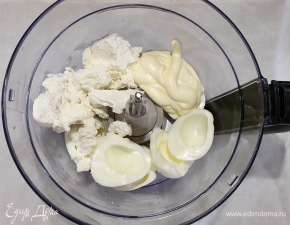 2 вареных яйца разберем на белки и желтки. В кухонном процессоре смешаем рикотту, майонез и белки.