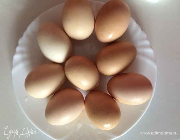 Пока шелуха варится, подготовим сырые яйца, достанем их из холодильника, вымоем.