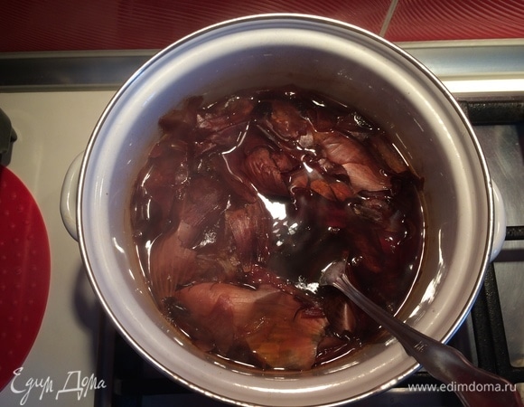 Между тем у нас получился вот такой насыщенный отвар луковой шелухи.