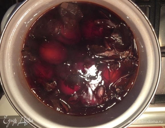 Опускаем аккуратно яйца в кипящий отвар и варим 8–10 минут. Затем вынимаем и остужаем. А потом снимаем капрон и удаляем листочки.