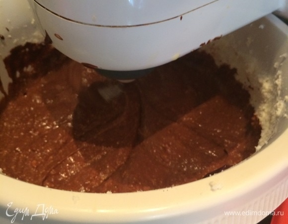 В масло добавить творог со сливками, шоколад и сметану. И опять взбить.
