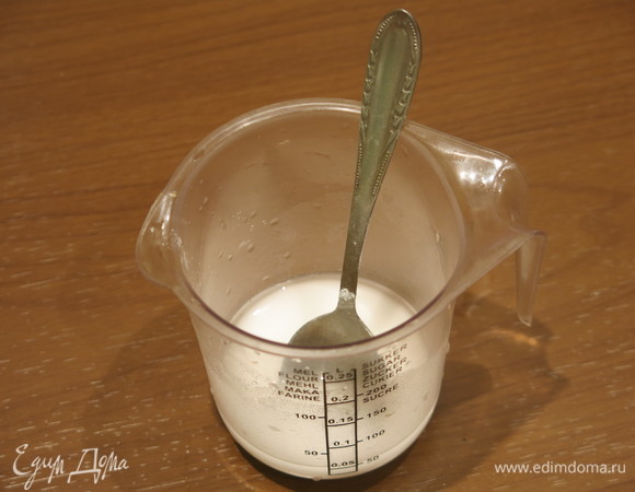 Растворяем крахмал, 1 чайную ложку с горкой, в 20 мл воды.