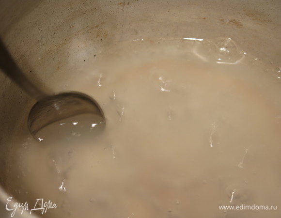 Кипятим воду (1 стакан) и вливаем крахмальную воду, помешиваем, варим 1–2 минуты.