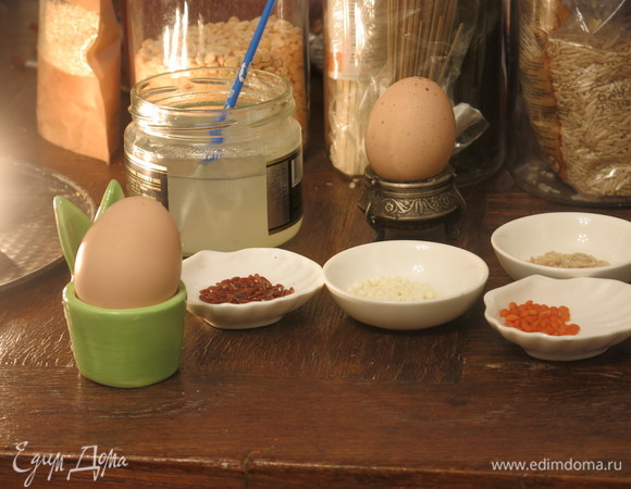 Моем яйца. Отвариваем яйца 10 минут, даем остыть под проточной водой. Подготовим маленькие посудинки с семенами, крупами. Я использовала: красную чечевицу, красный и бурый рис, кусочки собы (лапши), саго, семена тыквы, гречку, пшеницу, кус-кус, горох, мак. «Рисовала» вечером при свечах для настроения.