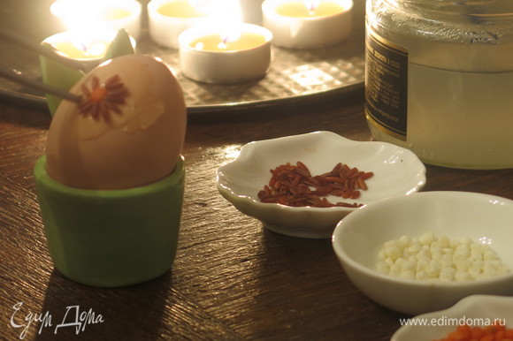 Наносим клейстер кисточкой на яйцо, выкладываем семена рисунком с помощью пинцета. Для деток можно упростить задачу, смазать клейстером яйца и опустить в крупу, дать высохнуть. Правим все с помощью зубочистки.