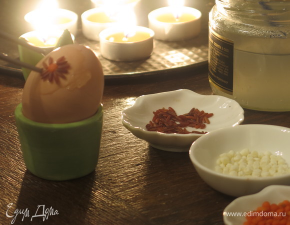 Наносим клейстер кисточкой на яйцо, выкладываем семена рисунком с помощью пинцета. Для деток можно упростить задачу, смазать клейстером яйца и опустить в крупу, дать высохнуть. Правим все с помощью зубочистки.