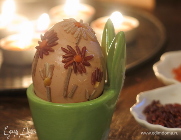 Даем высохнуть. На этом яйце с противоположной стороны рисовала солнце — сочевица и край кус-кус, вторую поверхность обрабатывала после высыхания первого рисунка.