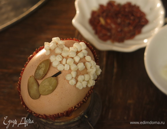 Еще один цветок в оправе — по краю яйца выкладываем рисинки красного риса, даем высохнуть, «рисуем» цветок, саго, тыква и черная лапша. Рисунки придумывала по ходу, ничего не размечала на яйце. Можно наметить рисунок карандашом, а потом заполнять семенами.