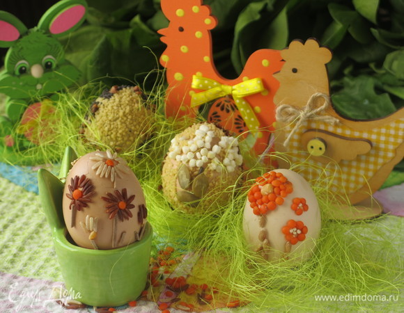 Следующие яйца — яркие цветы из сочевицы и дикий пион из кус-куса в обрамлении мака. Обрядовые, яйца-обереги обычно делают с полным заполнением поверхности яйца, но я предлагаю упрощенный вариант, съедаемый на праздник, но каждый рисунок несет частичку пожелания благополучия, мира и добра. Подать яйца можно на самодельных подставках — жестянках из-под свечей, украшенных волокнами пальмы — стилизованных гнездах. Со Светлым Праздником Пасхи!