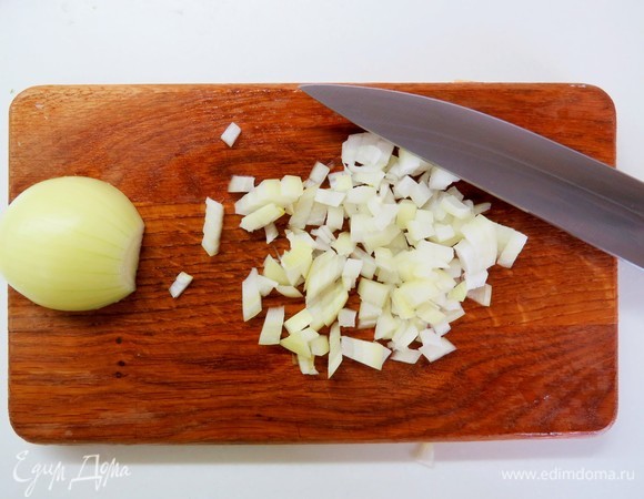 Репчатый лук порезать кубиками.
