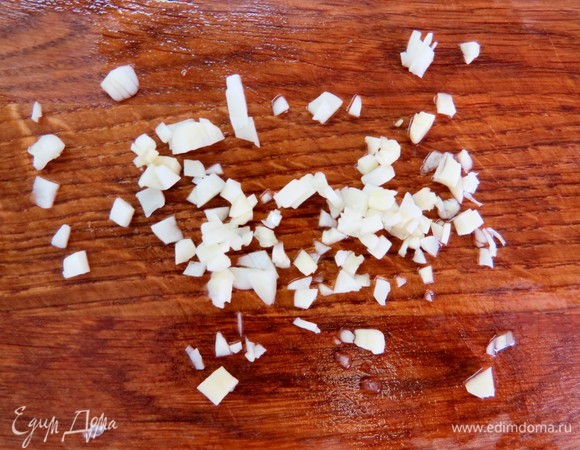 Чеснок мелко порезать.