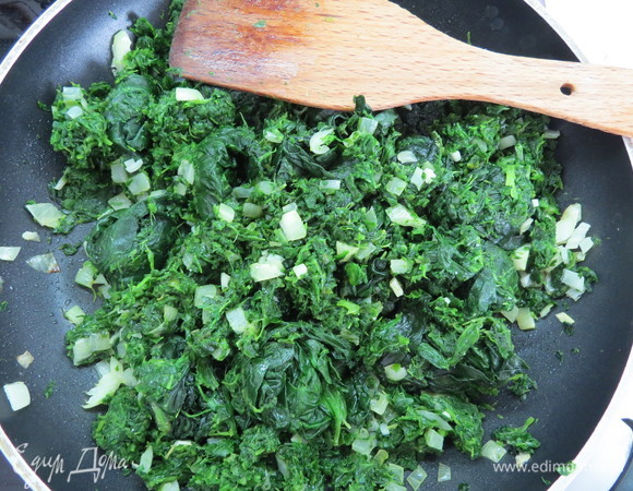 Добавить чеснок и шпинат, посолить, поперчить и потушить пару минут. Снять с огня и дать остыть.