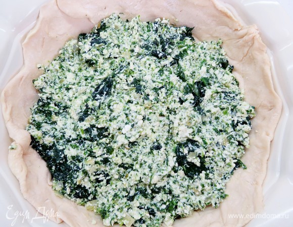 Выкладываем 1/3 шпинатной начинки.