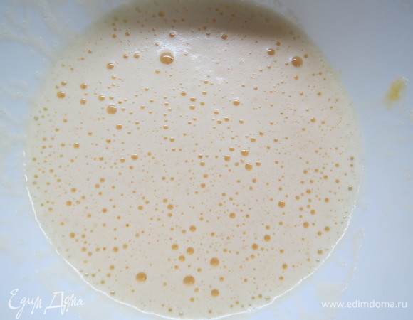 Яйца взбить вместе с сахарозаменителем (я в последнее время пользуюсь эритритом или эритритолом), добавить к масляно-мучной смеси.