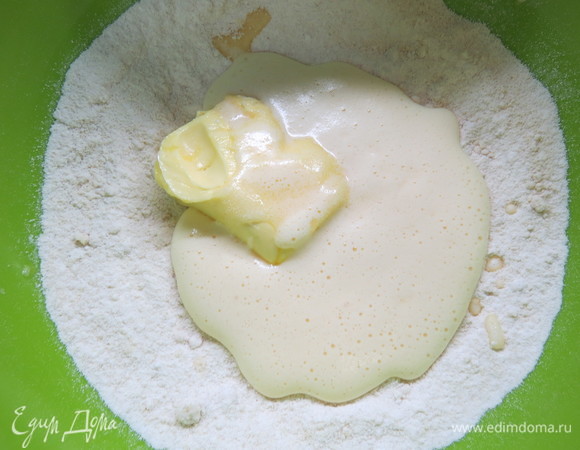 Добавить сливочное масло комнатной температуры.