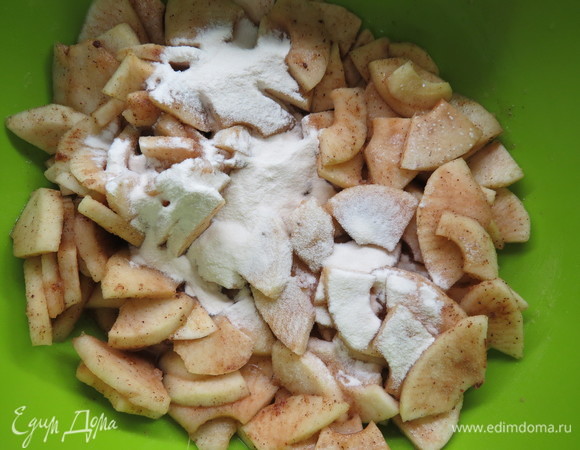 Яблоки очистить от перегородок и кожуры и нарезать кубиками, сбрызнуть лимонным соком и перемешать, чтобы яблоки не потемнели. Я нарезала пластинками с помощью яблокорезки, так быстрее, но кусочками было бы красивее, наверное. Поместить яблоки в сотейник, добавить воду, мед нейтрального вкуса (опционально) или заменитель сахара (я пользуюсь эритритолом), ваниль и корицу, протушить яблоки до полумягкости, ~ 6–8 минут. Если яблоки сладкие, подсластители можно не добавлять вообще. Готовые яблоки остудить до комнатной температуры, добавить в яблочную смесь агар-агар, перемешать.