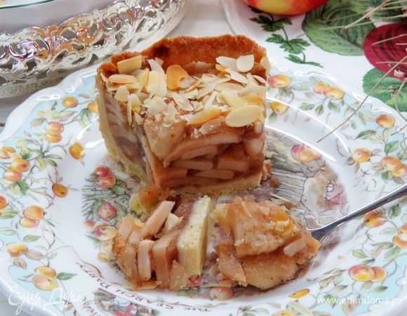 Готовый пирог полностью остудить в форме, а потом охладить в холодильнике. Очень вкусно подать такой пирог с домашними взбитыми сливками.