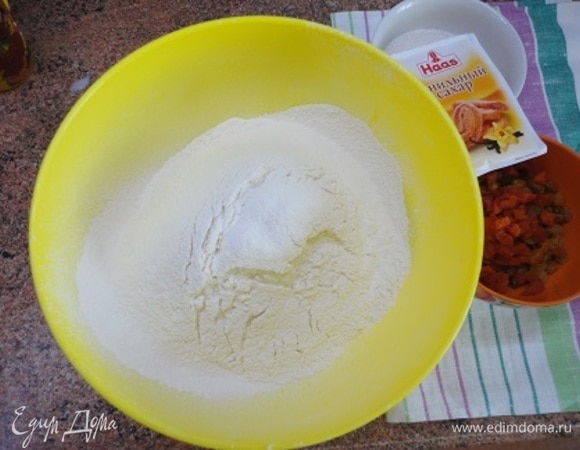 Просеять муку, изюм промыть, можно часть изюма заменить нарезанной кусочками курагой.