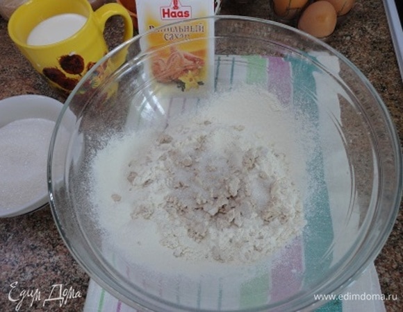 200 г муки смешать с дрожжами и 1 ч. л. сахара. Влить слегка подогретые сливки, перемешать, накрыть и оставить в теплом месте примерно на 30 минут. Опара должна увеличиться вдвое.