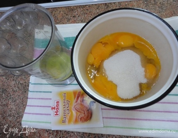 Отделить желтки от белков.