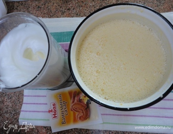 Желтки взбить с сахаром, ванильным сахаром и лимончелло, а белки взбить с солью в устойчивую пену.