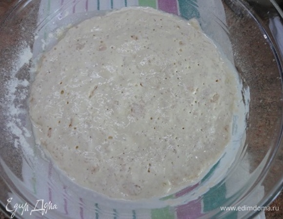 В подошедшую опару влить желтки и перемешать.