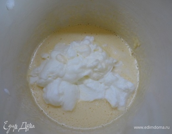 Затем выложит белки и тоже перемешать. Теперь можно частями добавлять муку, отсыпав горсть в изюм. Когда тесто станет достаточно густым, чтобы вымешивать его руками, промесите минут 5.